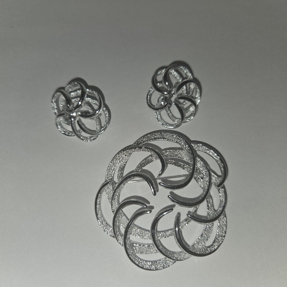 SARA COVENTRY SILVER TONE SET BROOCH AND EARRINGS - Picture 4 of 10